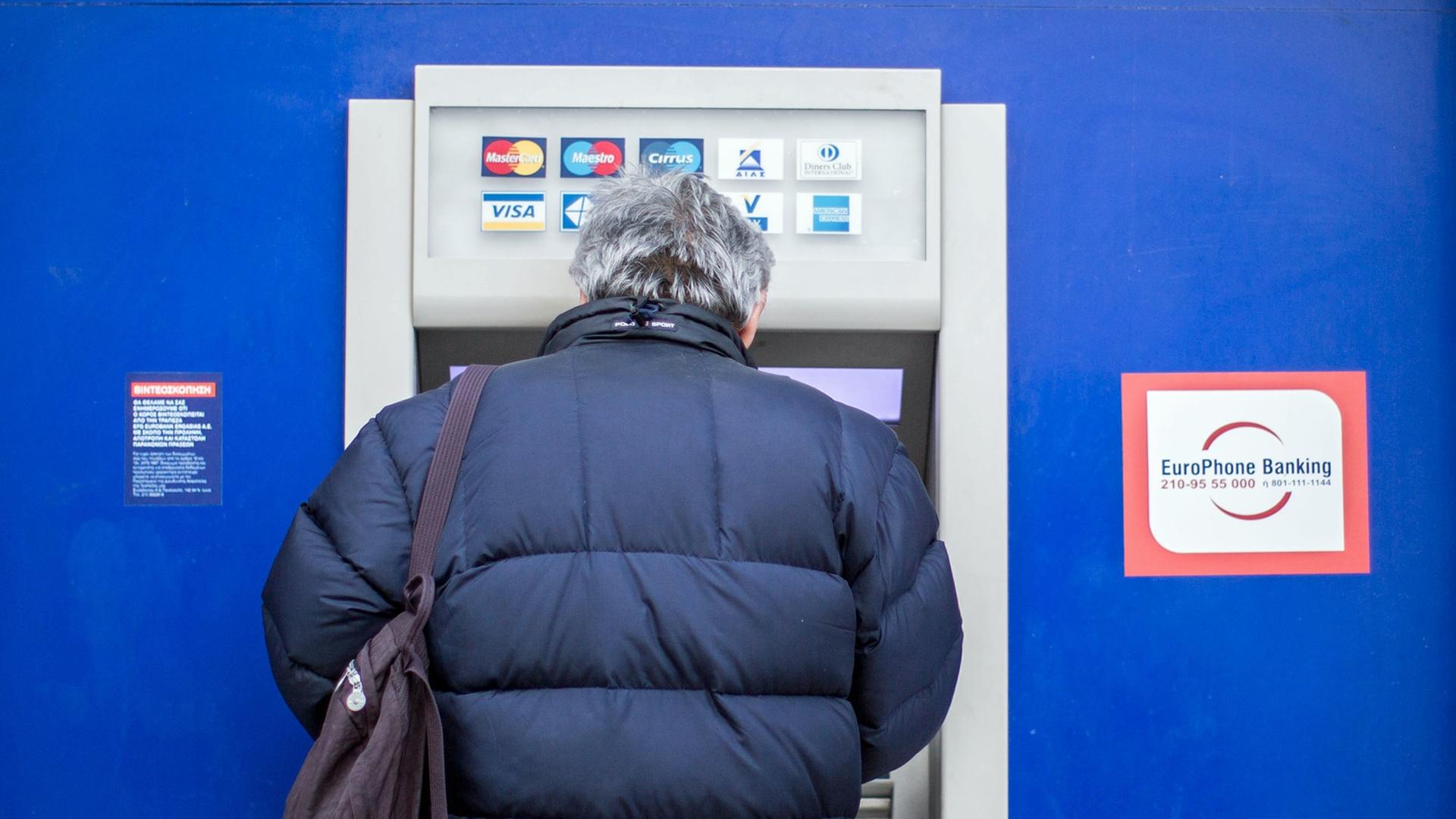 Ein griechischer Kunde am Geldautomat