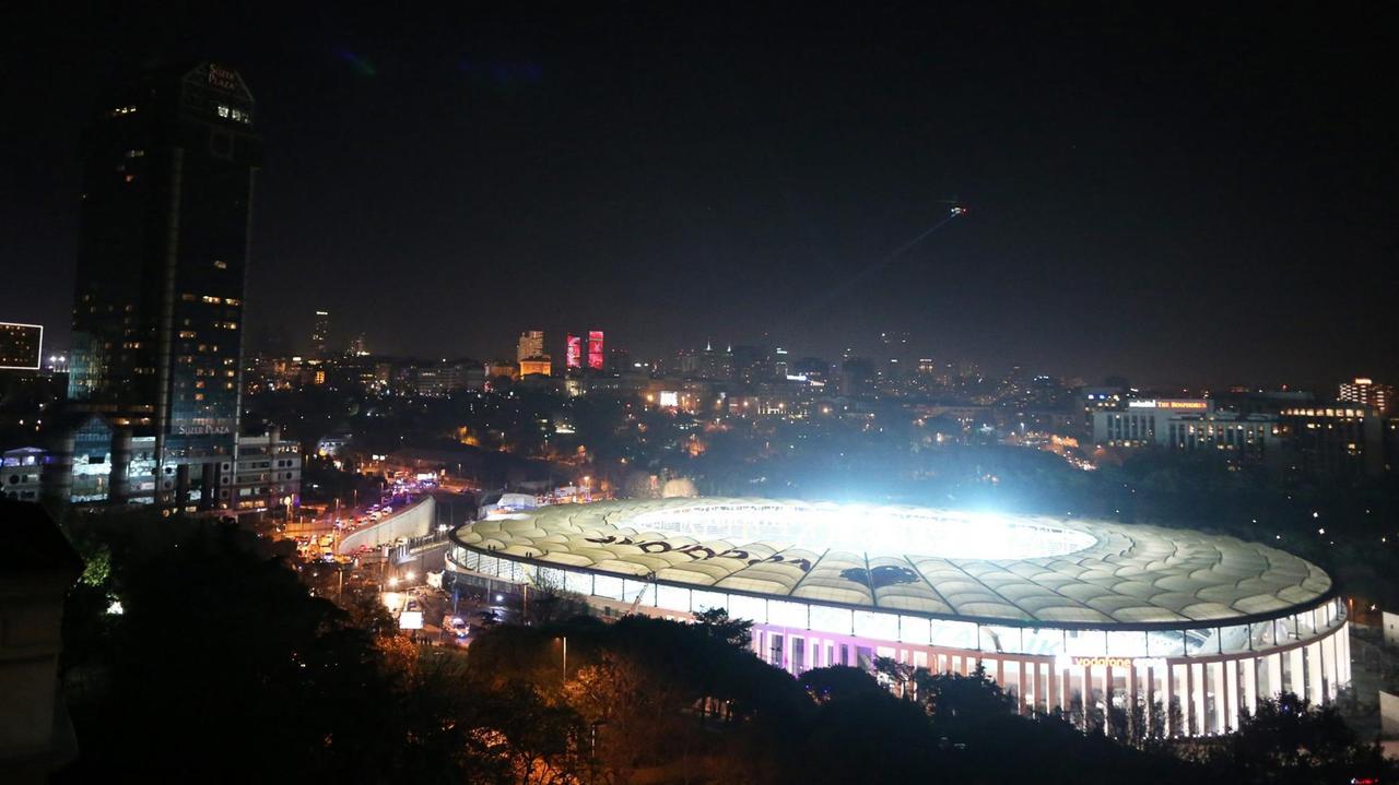 Das Stadion ist hell erleuchtet, in der Umgebung läuft der Rettungseinsatz.