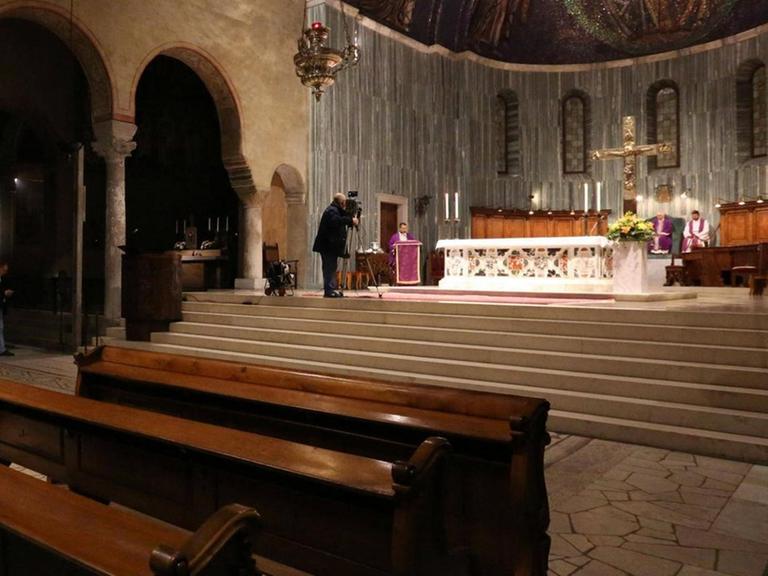 Ein Gottedienst in Triest findet vor leeren Bänken statt.