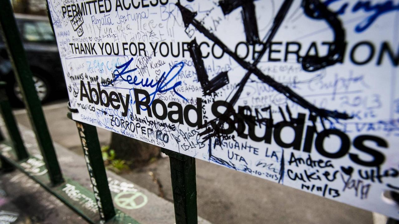 Das Schild der Abbey Road Studios mit vielen Unterschriften.