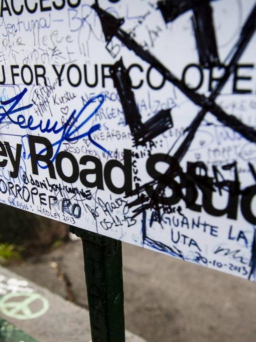 Das Schild der Abbey Road Studios mit vielen Unterschriften.