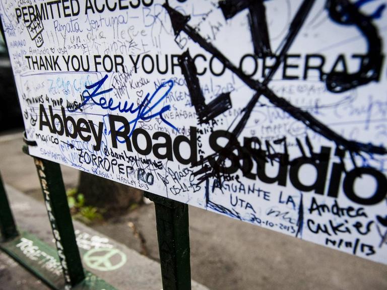 Das Schild der Abbey Road Studios mit vielen Unterschriften.