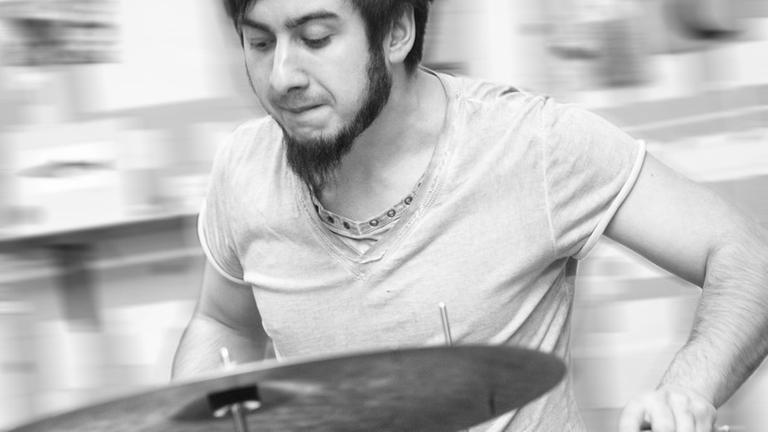 Der Schlagzeuger Nathan Ott