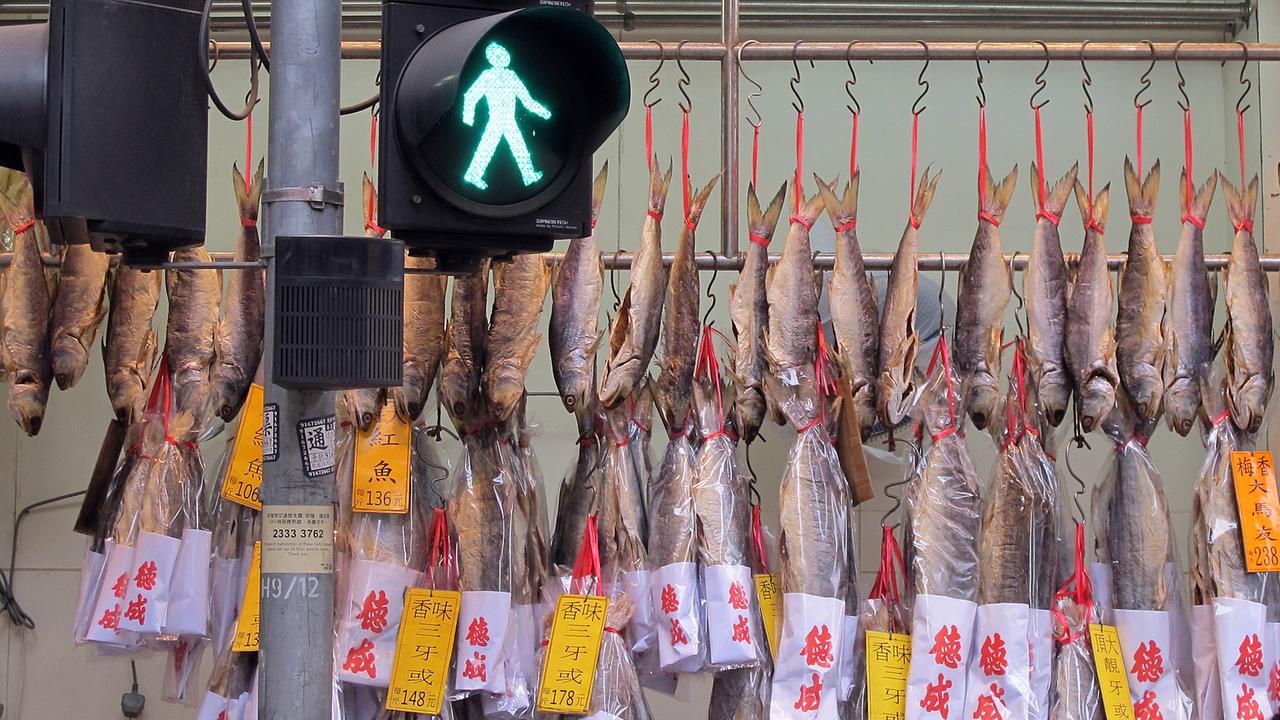 Fischverkauf auf der Straße an einer Ampel in Hongkong