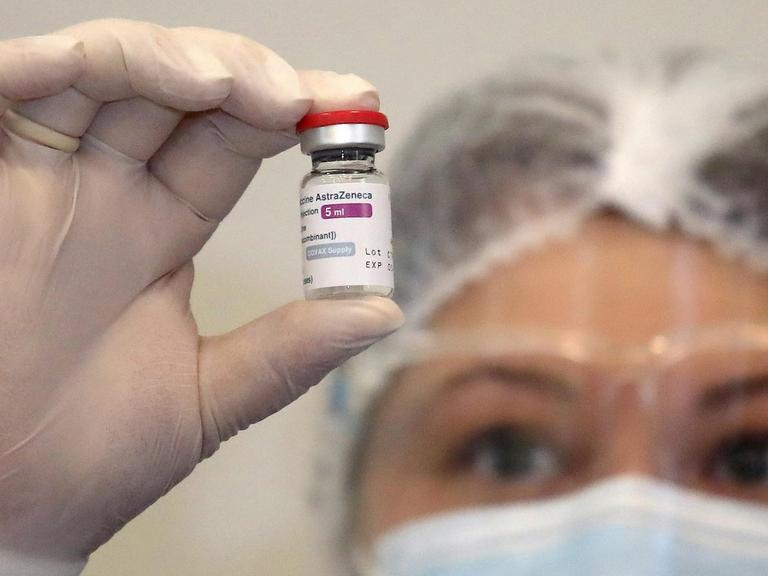 Eine Krankenschwester hält ein Fläschchen mit dem Impfstoff Astrazneca in der Hand