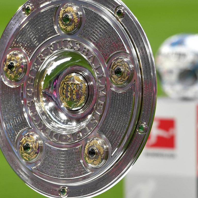 Meisterschale auf einem Podest mit dem Logo der Deutschen Fußball-Liga