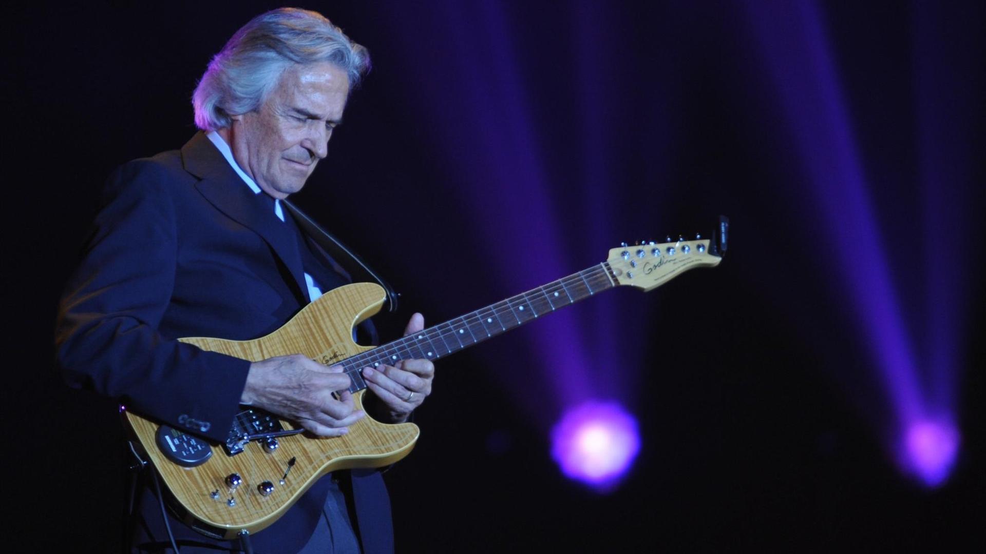 Der Musiker John McLaughlin spielt auf seiner Gitarre.