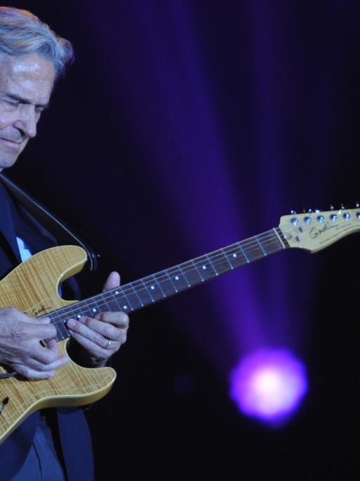 Der Musiker John McLaughlin spielt auf seiner Gitarre.