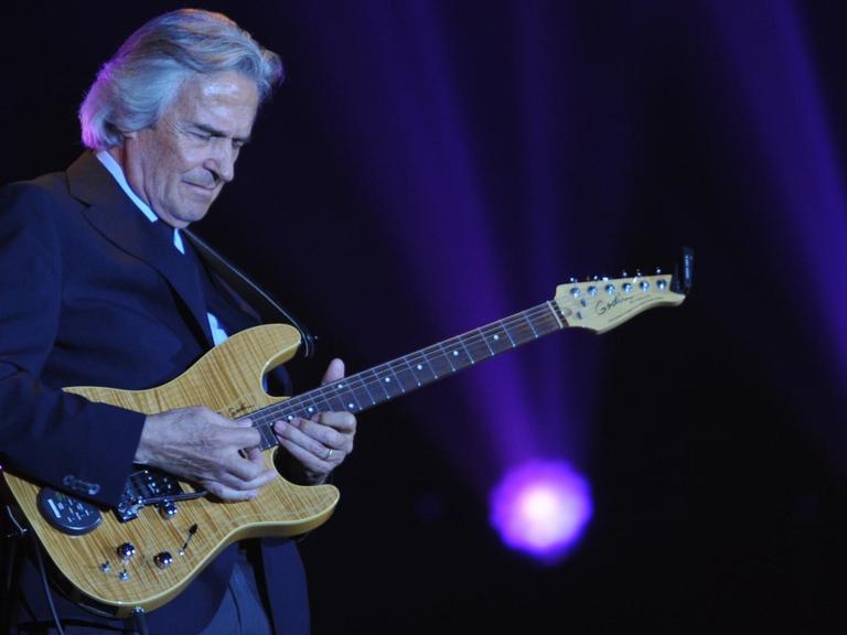 Der Musiker John McLaughlin spielt auf seiner Gitarre.