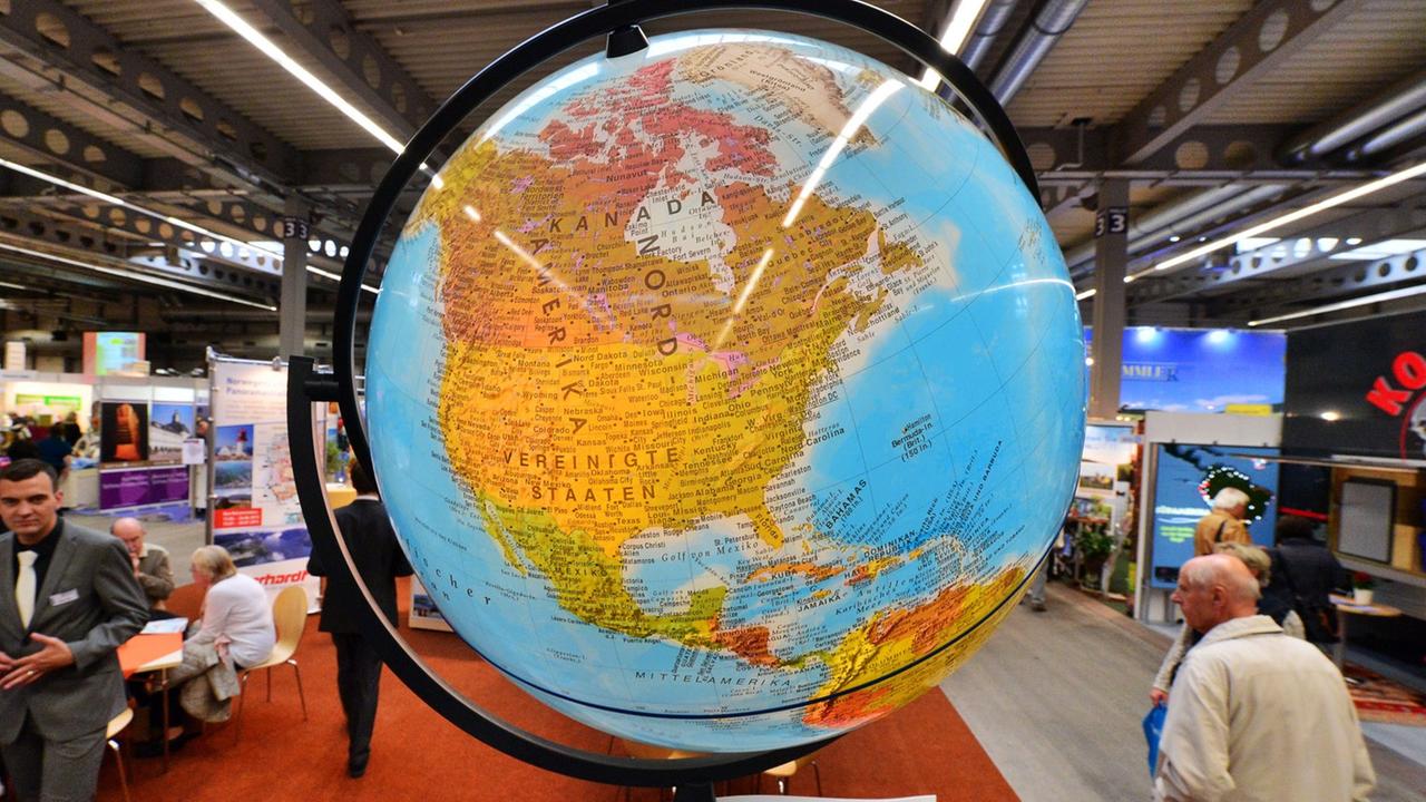 Messe "Reisen & Caravan" - Auf der Messe "Reisen & Caravan" wirbt ein Reiseanbieter am 30.10.2014 in Erfurt (Thüringen) mit einem Globus für die Weltreise 2015.