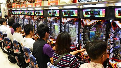 Japaner spielen Pachinko in einer Spielhalle, in Tokio