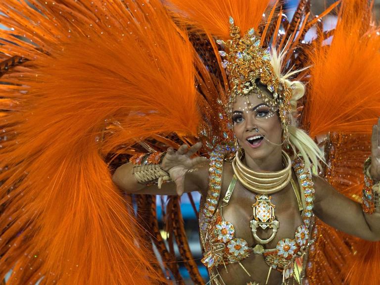 Bunt kostümierte Tänzerin beim Karneval in Rio de Janeiro
