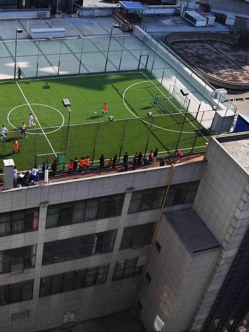 Sicht auf ein Fussballfeld auf dem Dach eines Einkaufzentrums im Osten Chinas