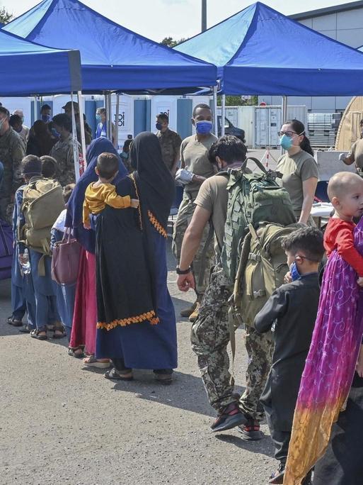 Flüchtlinge aus Afghanistan warten am amerikanischen Luftwaffenstützpunkt Ramstein.