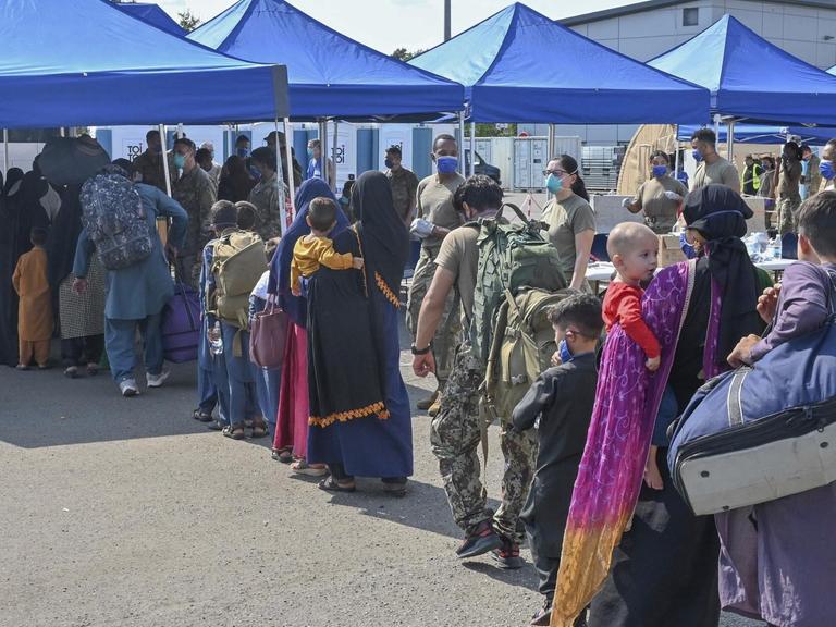 Flüchtlinge aus Afghanistan warten am amerikanischen Luftwaffenstützpunkt Ramstein.