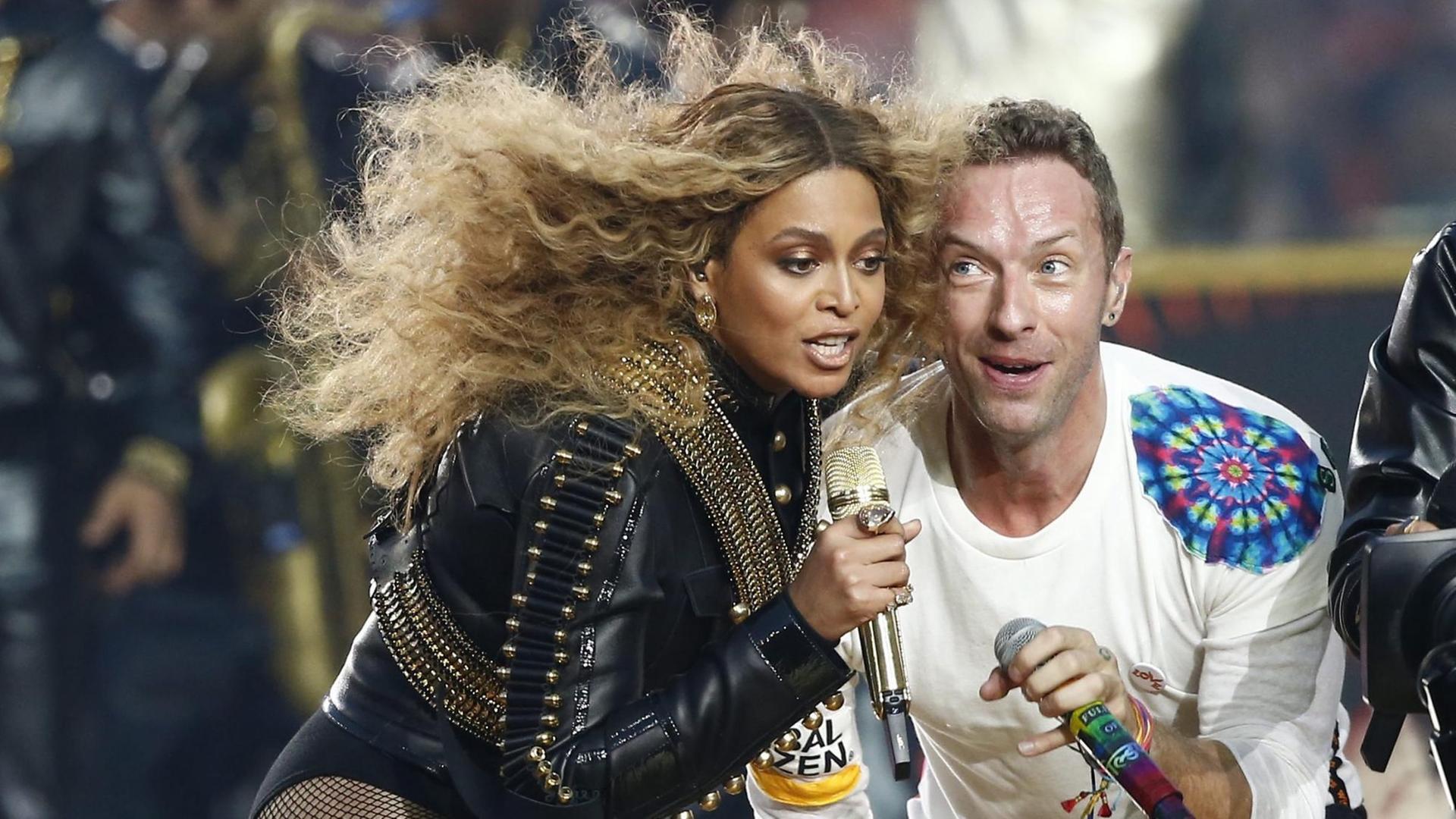 Beyoncé mit Coldplay Sänger Chris Martin beim Superbowl 2016