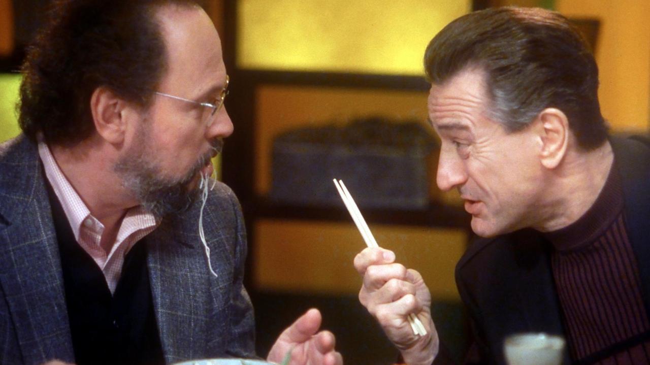 Der gebeutelte Mafiaboss Paul Vitti (Robert De Niro, r.) unterhält sich in dem neuen Kinofilm "Analyze That - Reine Nervensache 2" (Szenenfoto) beim Essen mit seinem Psychiater Dr. Ben Sobel (Billy Crystal).