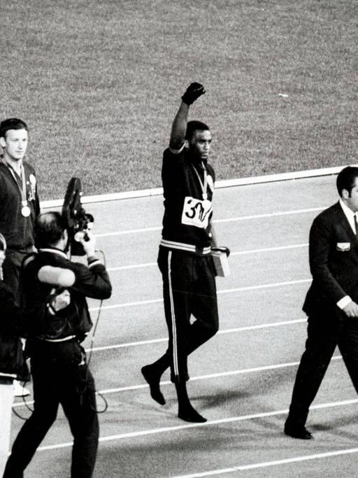 Die US-Athleten Tommie Smith und John Carlos schrieben mit ihrem Black Power-Protest bei der Siegerehrung Geschichte: Bei den Olympischen Spielen in Mexiko, 1968, reckten sie ihre schwarz behandschuhten Fäuste.