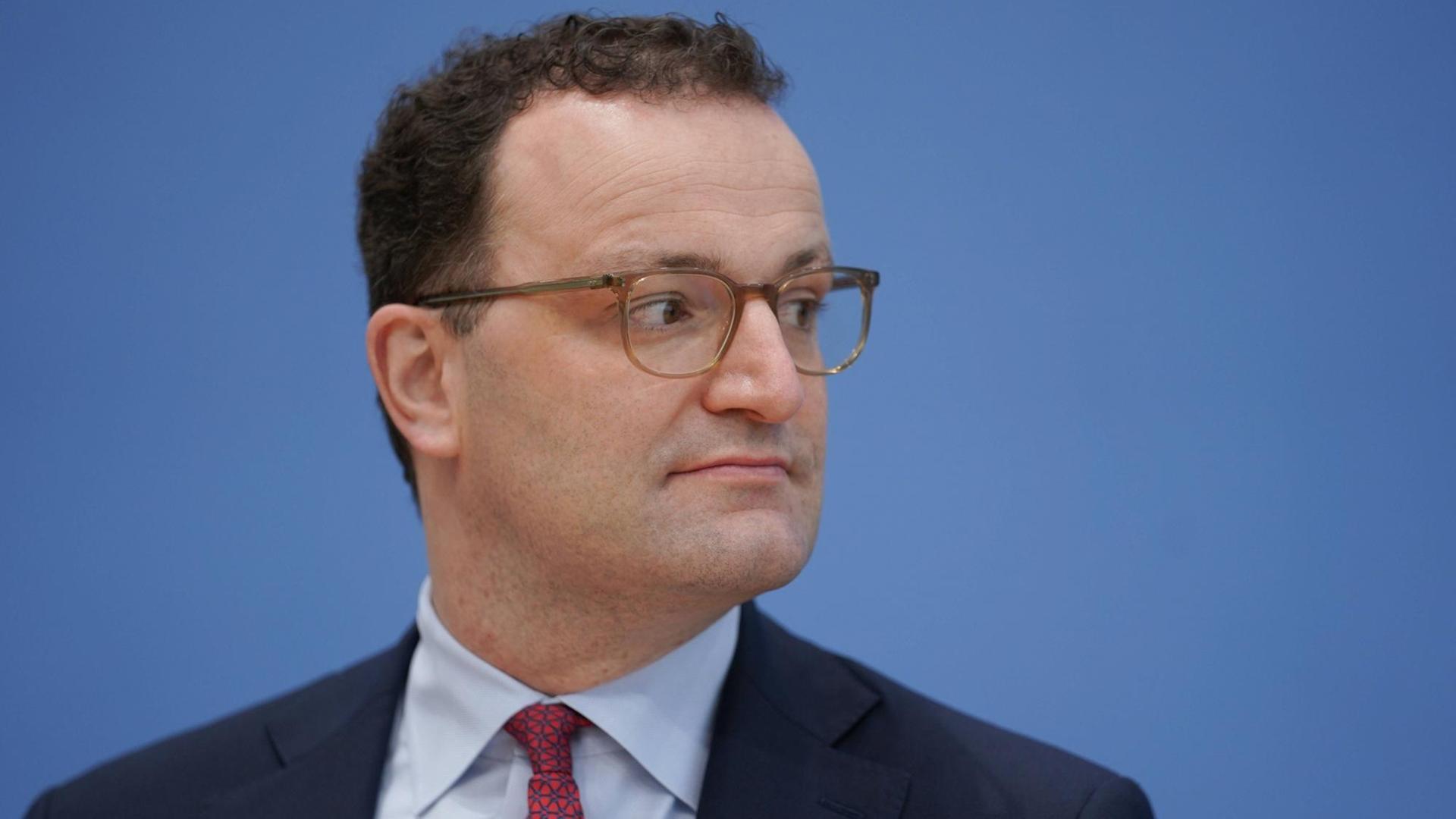 Jens Spahn schaut mit ernstem Gesichts-Ausdruck an der Kamera vorbei. Jens Spahn schaut mit ernstem Gesichts-Ausdruck an der Kamera vorbei.