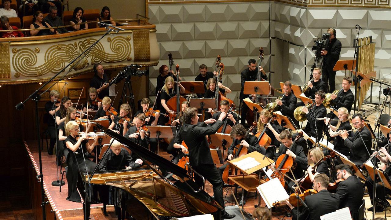Kristjan Järvi dirigiert das Baltic Sea Philharmonic im Kurhaus Wiesbaden beim Rheingau Musik Festival