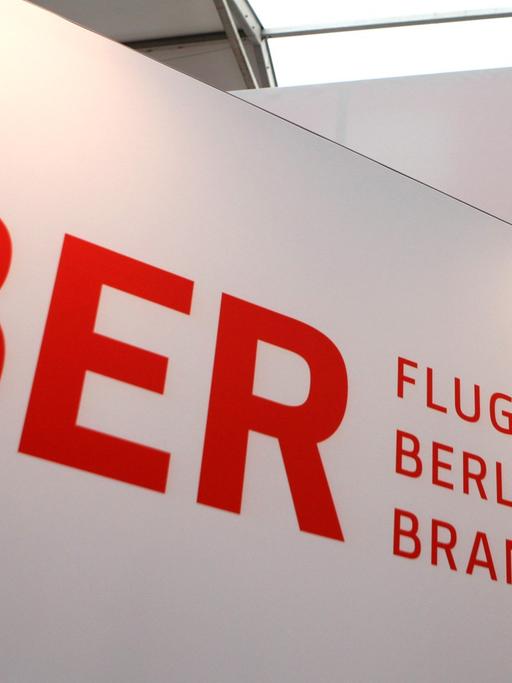 Schild des Flughafens Berlin Brandenburg