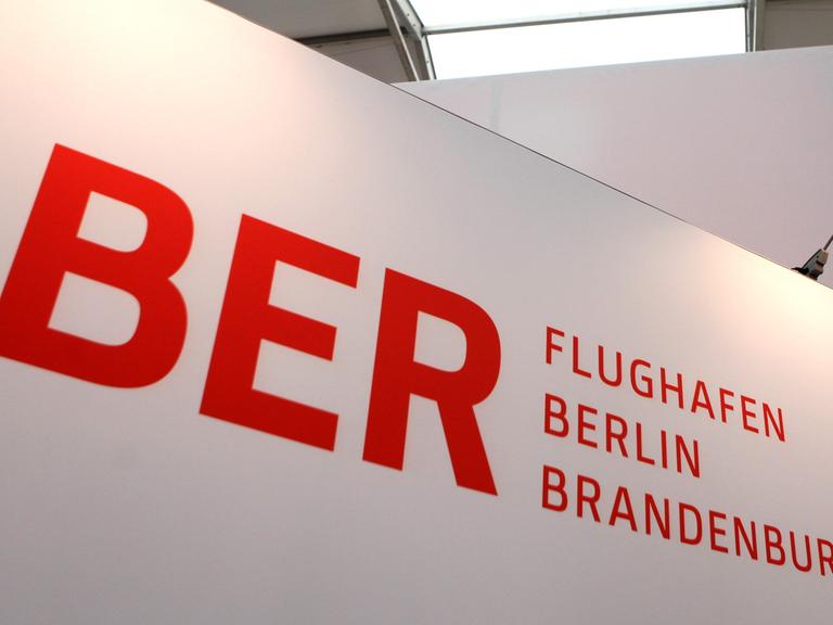 Schild des Flughafens Berlin Brandenburg