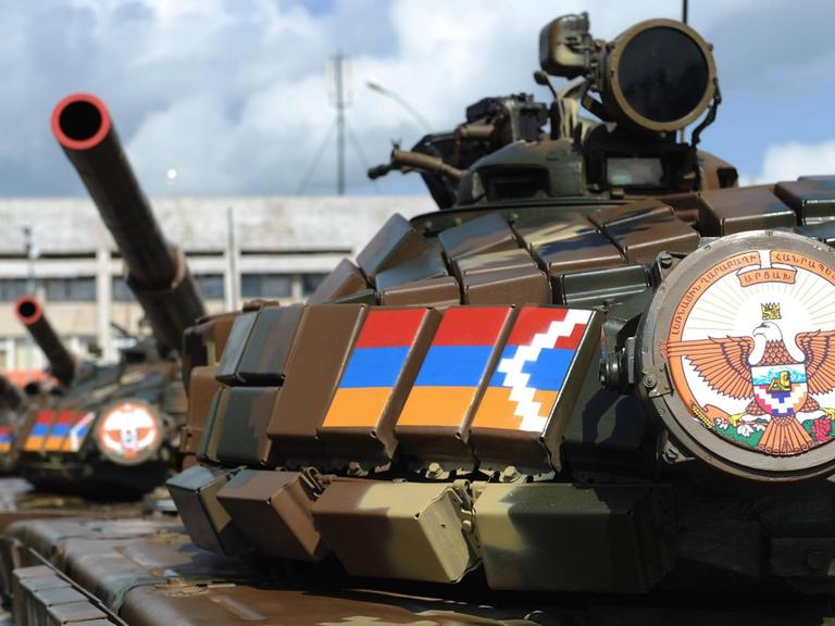 Ein Panzer bei einer Militärparade in Stepanakert in der Region Berg-Karabach im Jahr 2012.