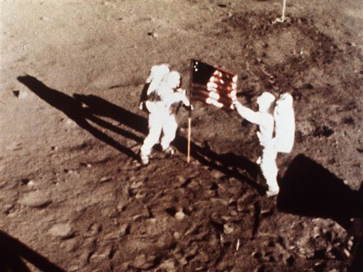 Die Astronauten Neil Armstrong and Edwin E. "Buzz" Aldrin errichten 1969 auf dem Mond die US-amerikanische Flagge