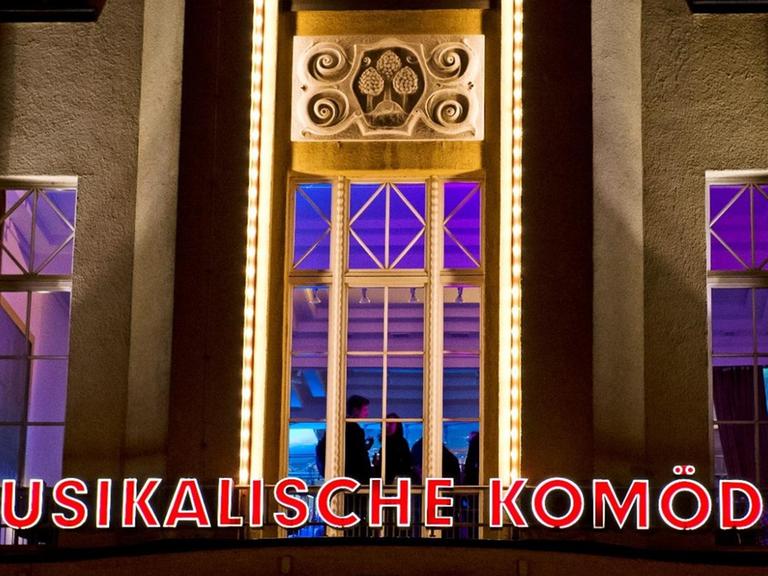 Der hell erleuchtete Eingang der Musikalischen Komödie Leipzig