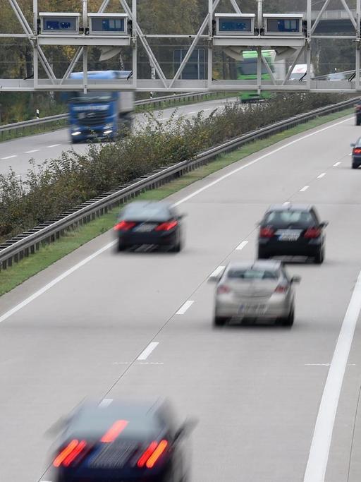 PKW fahren am 30.10.2014 auf der Autobahn 352 in der Region nördlich von Hannover (Niedersachsen) unter einer Mautbrücke durch.