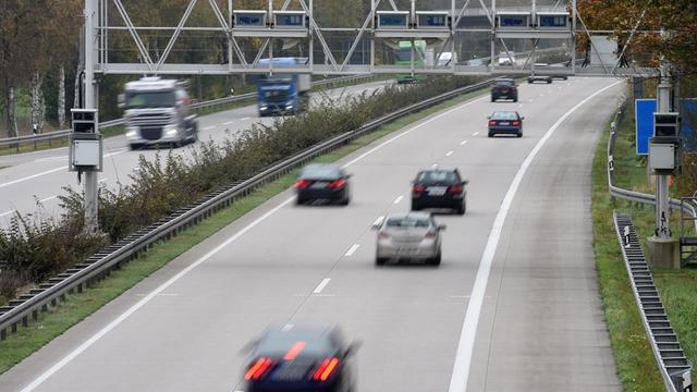 PKW fahren am 30.10.2014 auf der Autobahn 352 in der Region nördlich von Hannover (Niedersachsen) unter einer Mautbrücke durch.