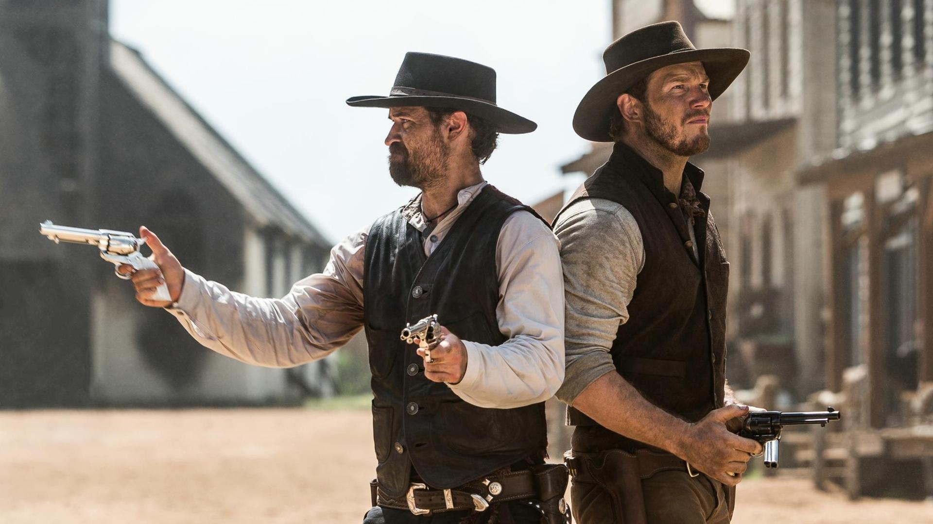 Manuel Garcia-Rulfo (links) als Vasquez und Chris Pratt als Josh Farraday im Film "Die glorreichen Sieben". Der Film kommt am 22.09.2016 in die deutschen Kinos.