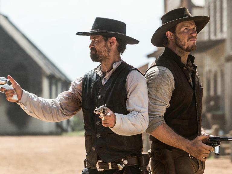 Manuel Garcia-Rulfo (links) als Vasquez und Chris Pratt als Josh Farraday im Film "Die glorreichen Sieben". Der Film kommt am 22.09.2016 in die deutschen Kinos.