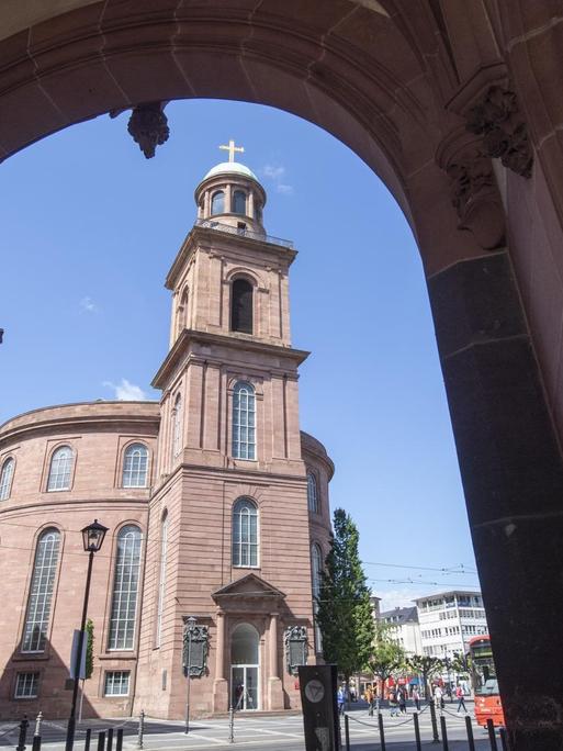 Außenansicht der Paulskirche in Frankfurt am Main. In den kommenden Jahren stehen an dem historischen Gebäude umfangreiche Sanierungsarbeiten an.