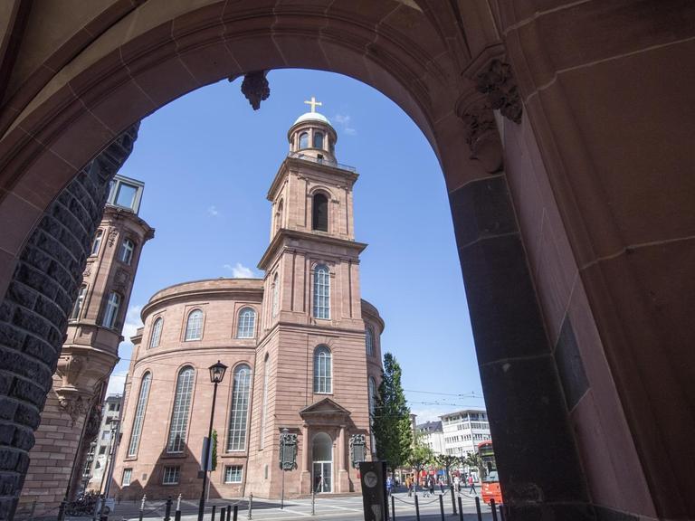 Außenansicht der Paulskirche in Frankfurt am Main. In den kommenden Jahren stehen an dem historischen Gebäude umfangreiche Sanierungsarbeiten an.