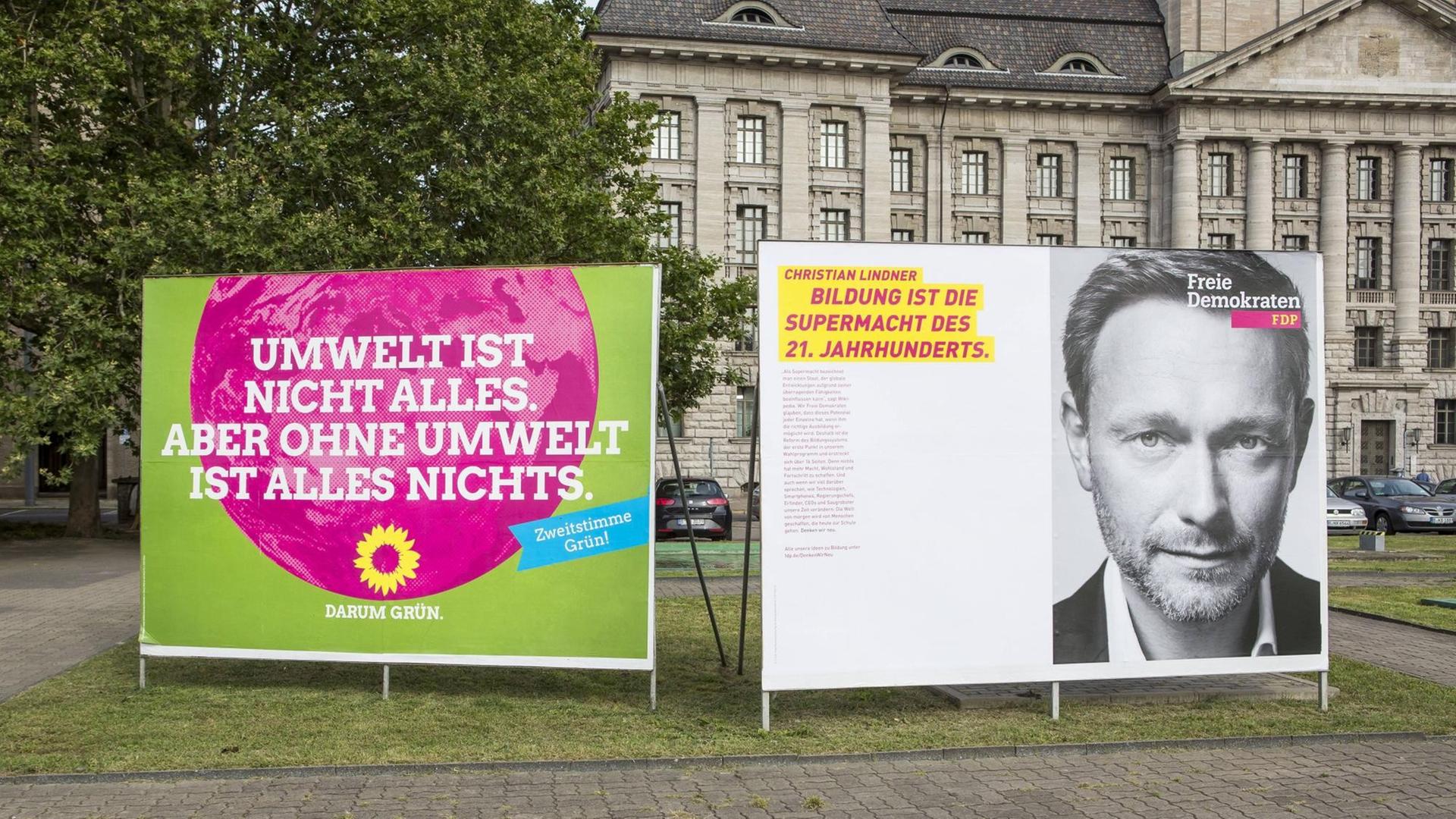 In Berlin Wahlplakate der Bündnis 90/Die Grünen und der FDP.