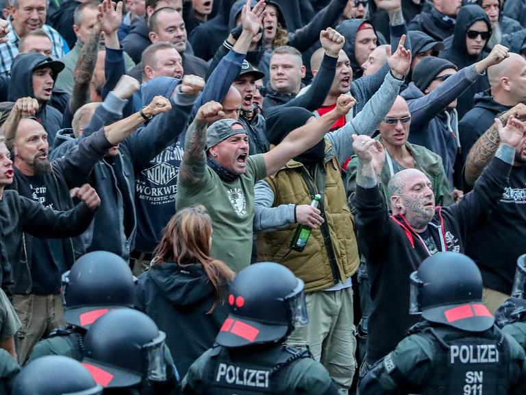 Chemnitz: Am 27. August 2018 gestikulieren und drohen Demonstranten aus der rechten Szene Gegendemonstranten Gewalt an. Nach einem Streit war in der Innenstadt von Chemnitz ein Mann erstochen worden.