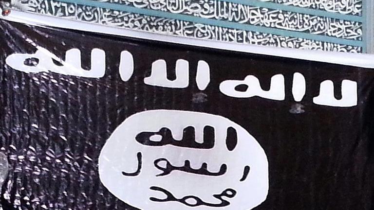 Eine IS-Flagge hängt an der Moschee in Mossul (12.9.2014)