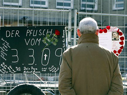 Ein Mann steht an der Einsturzstelle des Kölner Stadtarchivs.