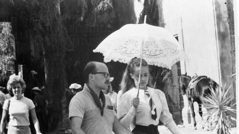 Volker Schlöndorff als Regieassistent mit Jeanne Moreau bei den Dreharbeiten in Mexiko zu "Viva Maria!" (1965).