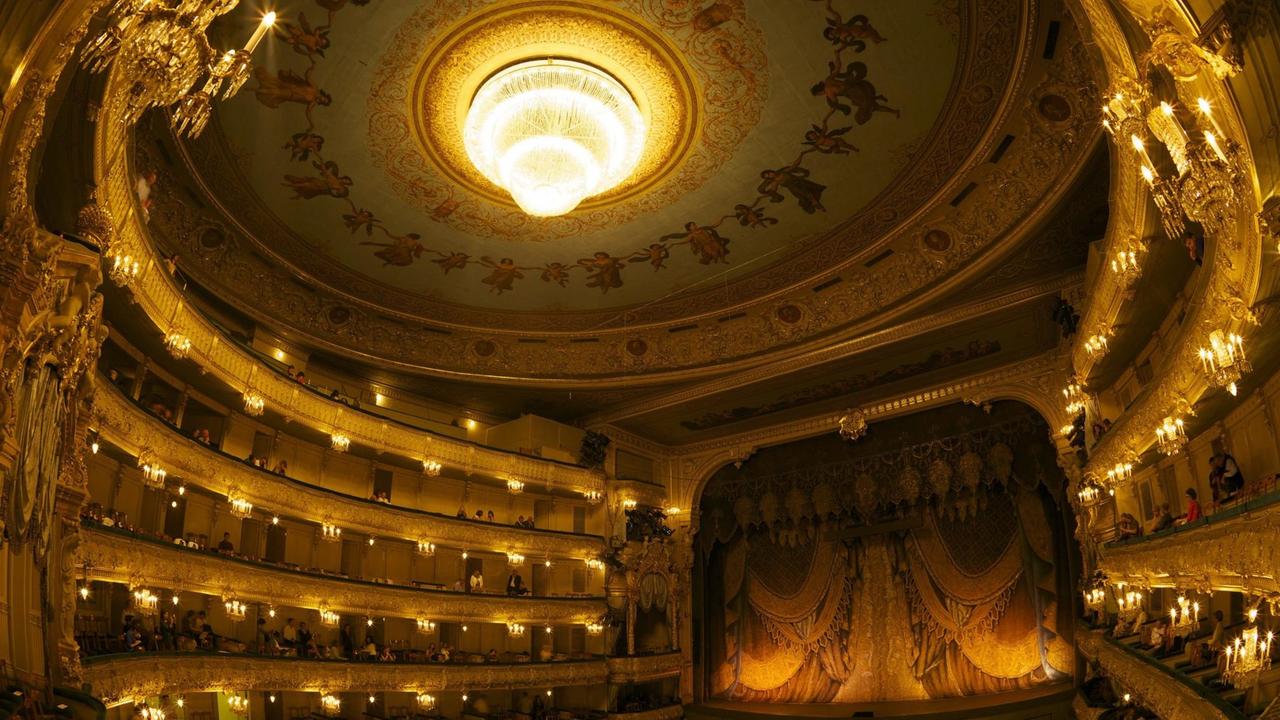 Blick in das Mariinsky Theater im russischen Sankt Petersburg mit seinen Logen.