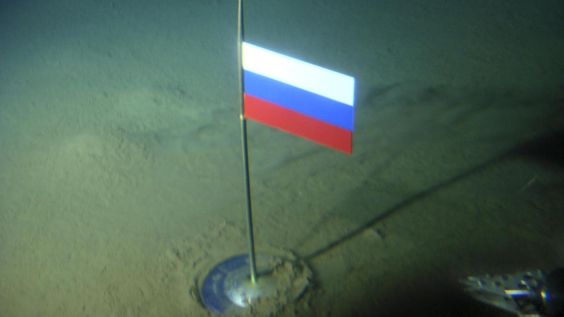 Eine Titan-Kapsel mit russischer Flagge steht auf dem Meeresboden der Arktis. Eine Titan-Kapsel mit russischer Flagge steht auf dem Meeresboden der Arktis.