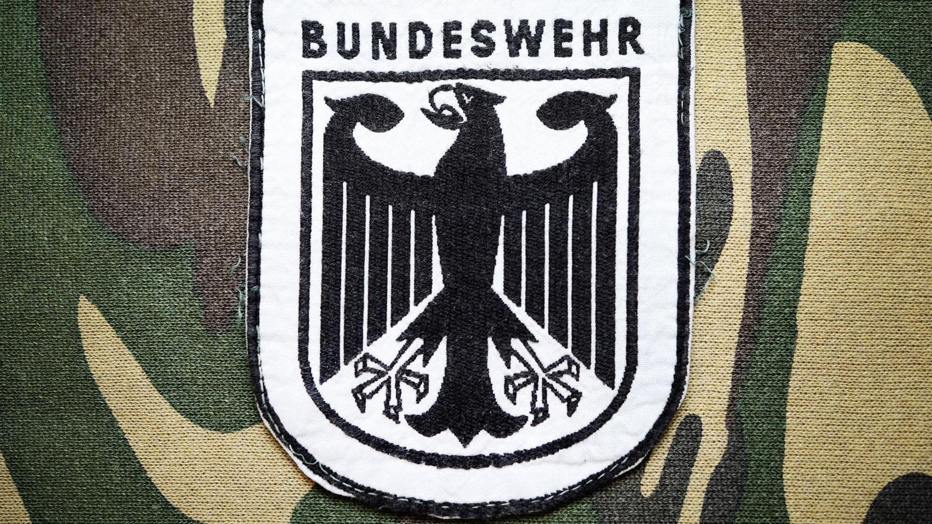 Ein Bundeswehr-Abzeichen auf einer Tarnuniform. Ein Bundeswehr-Abzeichen auf einer Tarnuniform.