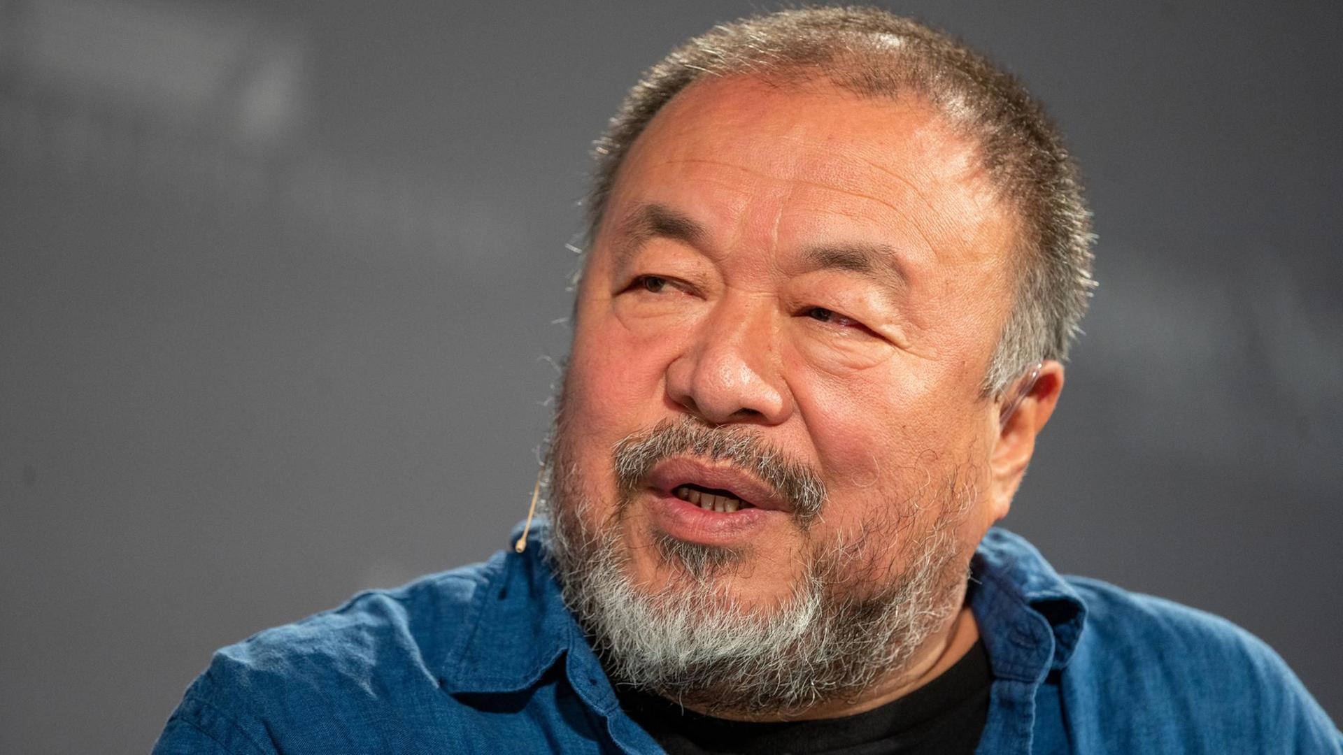 Der chinesische Künstler Ai Weiwei bei einer Podiumsdiskussion.