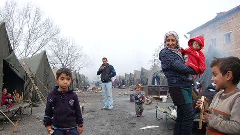 Ein Zeltcamp für Flüchtlinge in Harmanli, Bulgarien. Zu sehen sind mehrere Kinder und zwei Erwachsene.