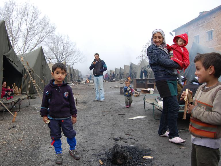 Ein Zeltcamp für Flüchtlinge in Harmanli, Bulgarien. Zu sehen sind mehrere Kinder und zwei Erwachsene.