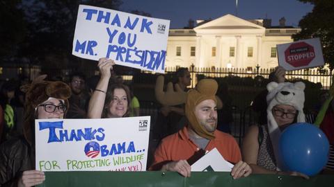Gegner der Keystone-Pipeline feiern vor dem Weißen Haus die Entscheidung von US-Präsident Barack Obama, das umstrittene Projekt zu stoppen.