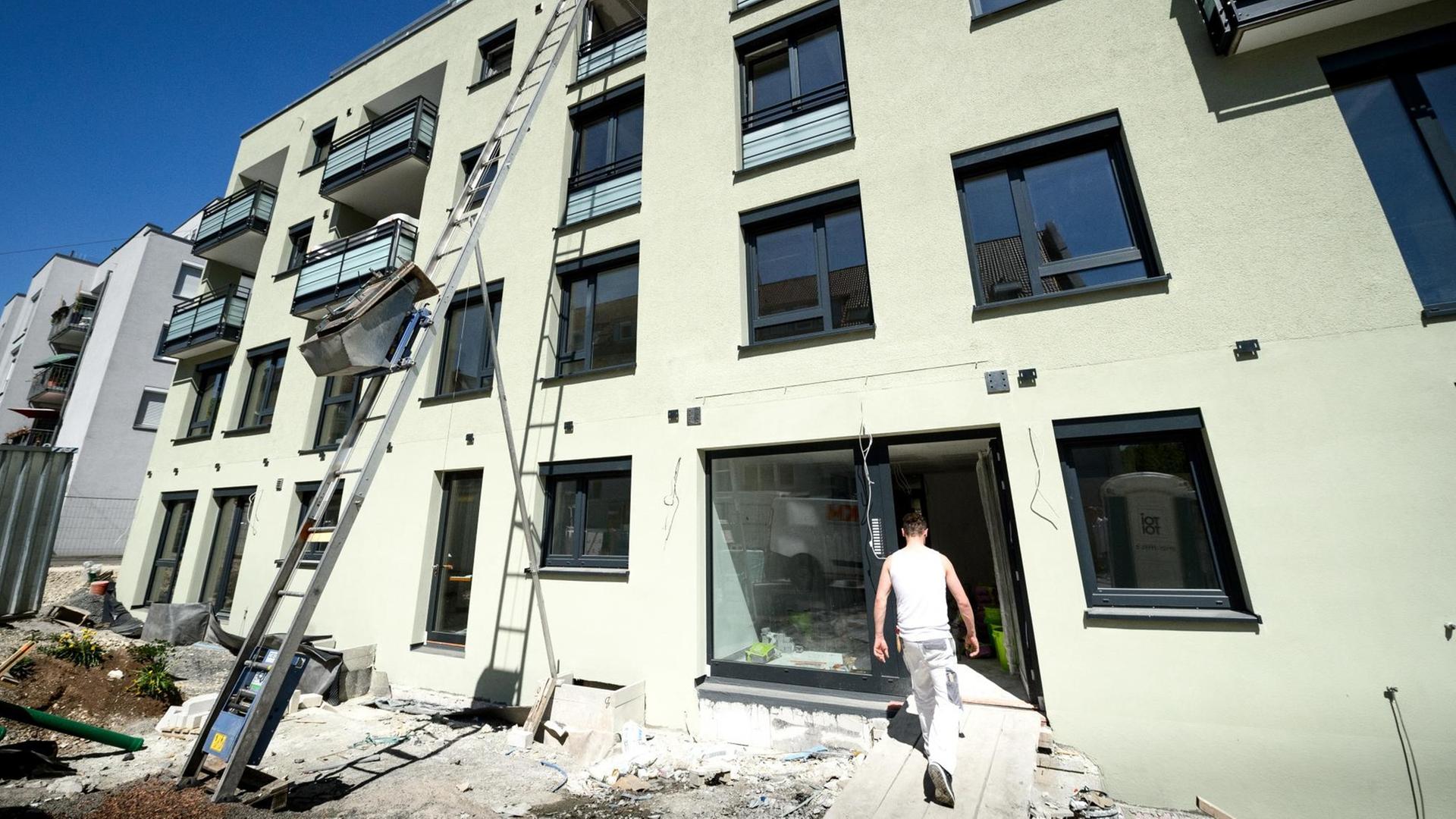 Das Foto zeigt einen Arbeiter in Stuttgart auf der Baustelle eines zukünftigen Wohnhauses.