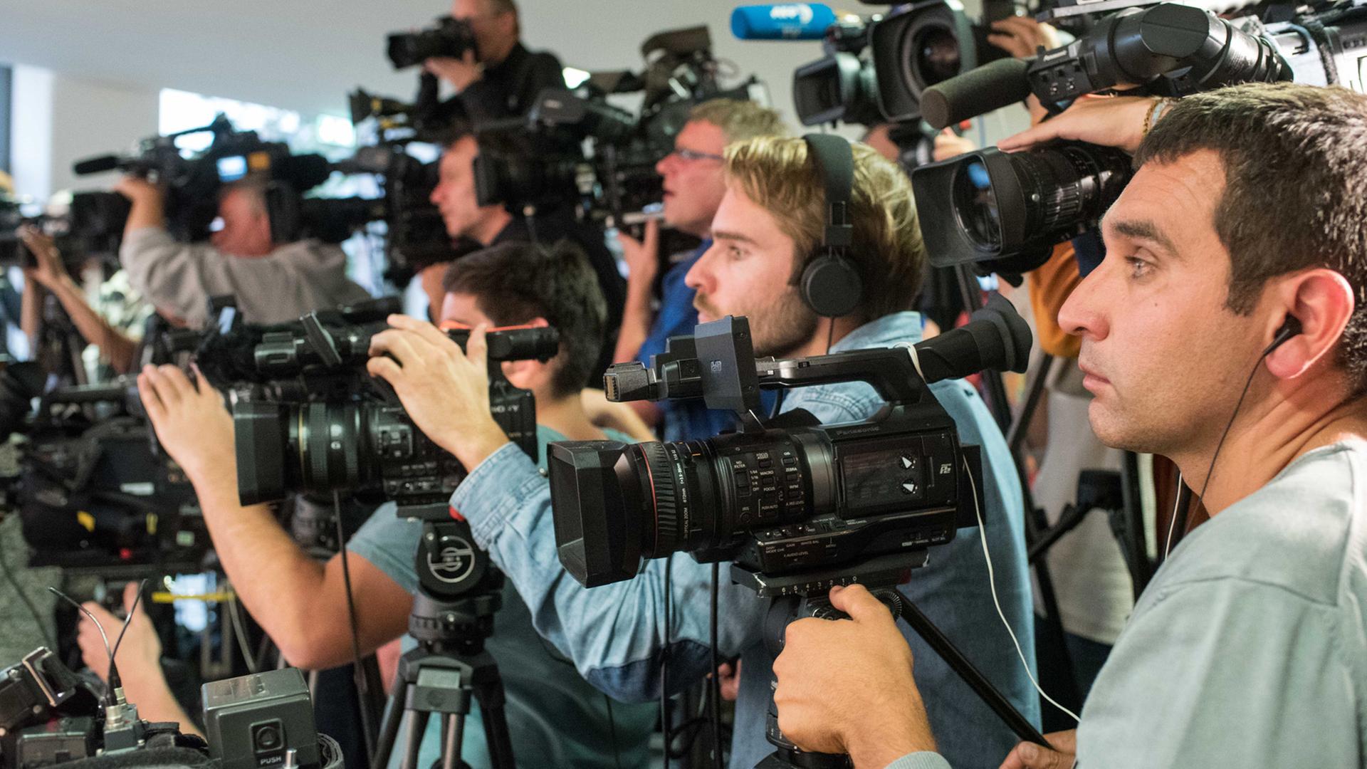 Medienvertreter während einer Pressekonferenz im VW Werk in Wolfsburg; Aufnahme vom September 2015
