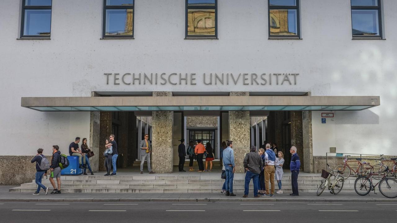 Studenten stehen vor dem Eingang der TU München.